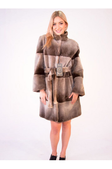 Шуба из бобра с поясом и воротником-стойкой кофейного цвета