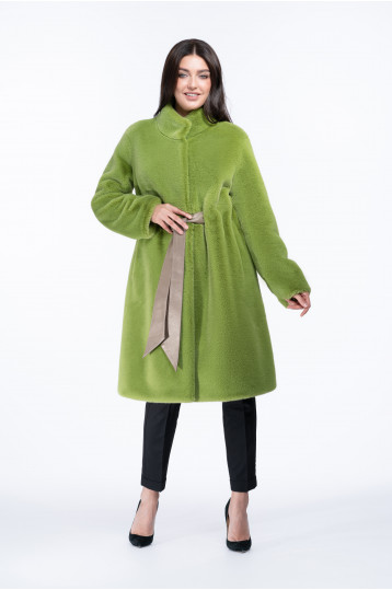 Стильное полупальто из эко меха с воротником и поясом