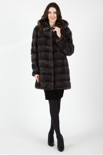 Прямая норковая шуба поперечка с капюшоном цвета графит