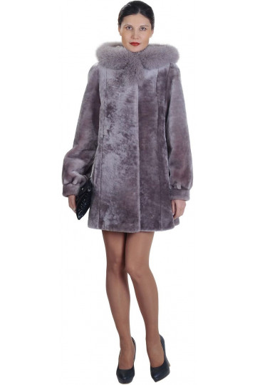 Мутоновая шуба с капюшоном из песца цвета персидской сирени