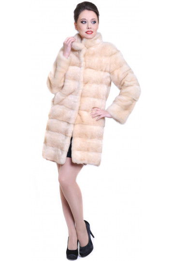 Стильная норковая шуба цвета шампань