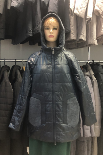 Черная куртка с капюшоном на синтепоне