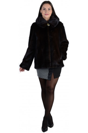 Короткая шуба из норки цвета махагон с капюшоном